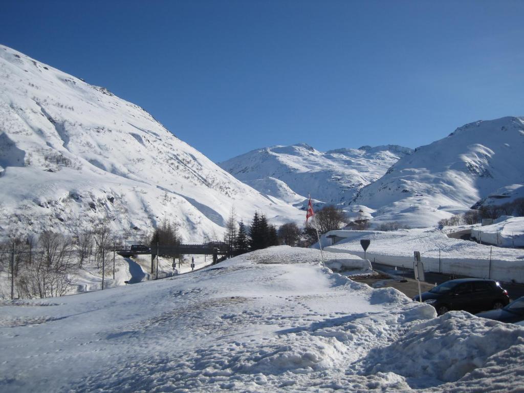 Hotel Des Alpes Realp Exteriör bild
